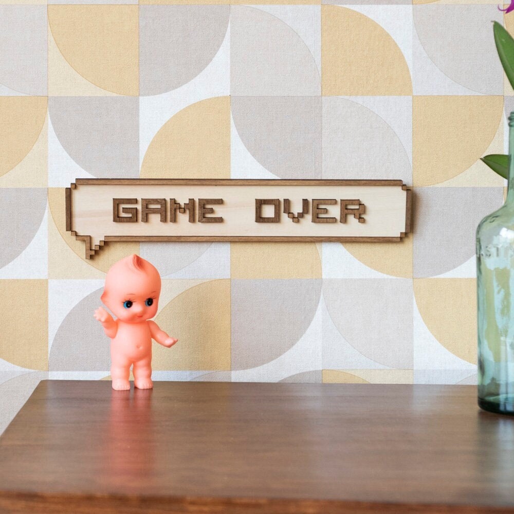 Décoration murale bois Game Over – Art mural retrogaming pixel 8bit – Applique geek gaming room vintage console – Bulle Dialogue