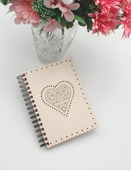 Carnet à spirale en bois A5 – "Hartzala" Motif cœur fleuri traditionnel alsacien – Cahier artisanal décoratif rechargeable