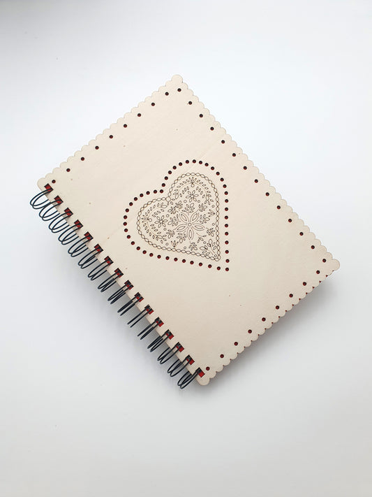 Carnet à spirale en bois A5 – "Hartzala" Motif cœur fleuri traditionnel alsacien – Cahier artisanal décoratif rechargeable