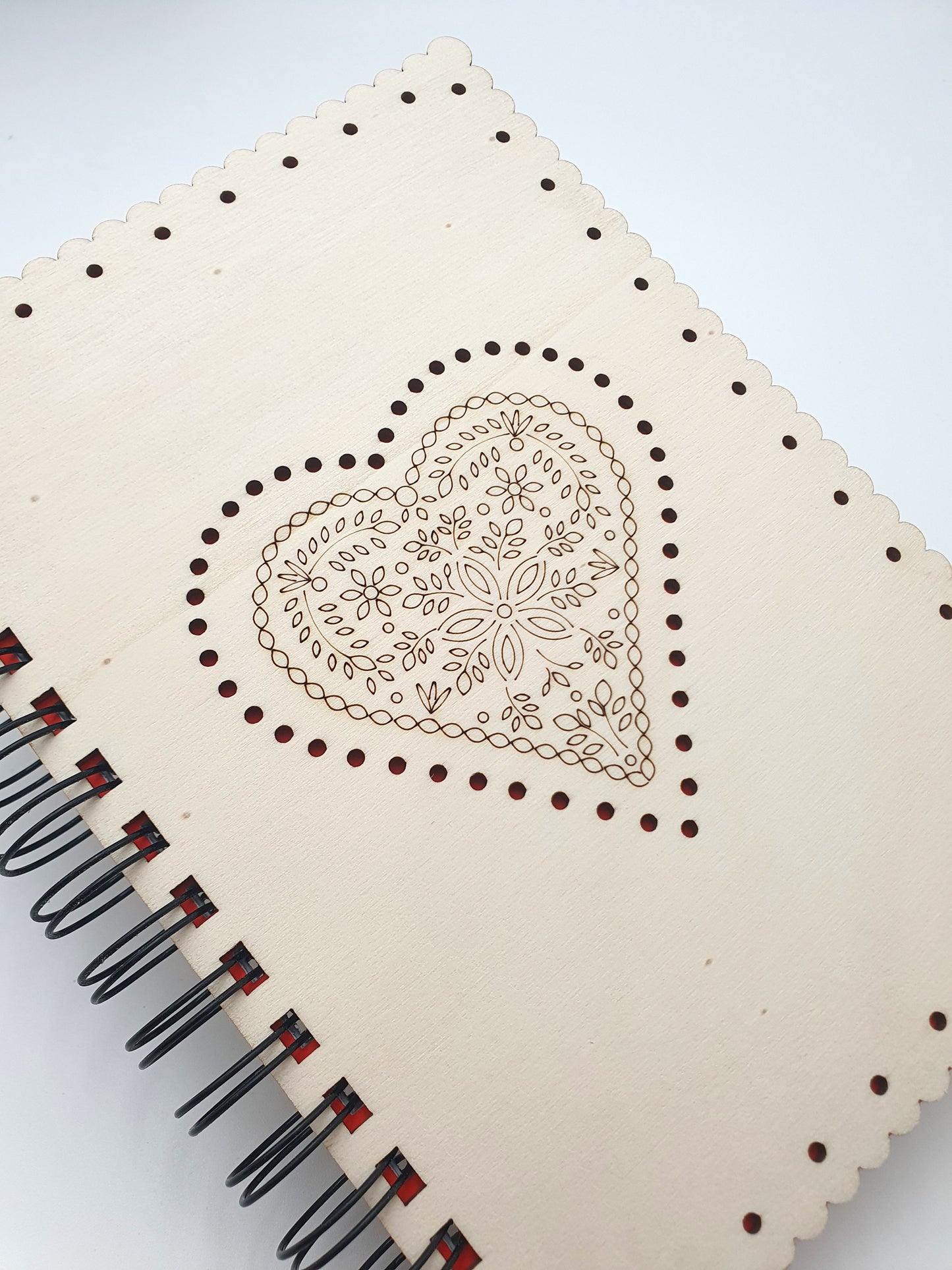Carnet à spirale en bois A5 – "Hartzala" Motif cœur fleuri traditionnel alsacien – Cahier artisanal décoratif rechargeable