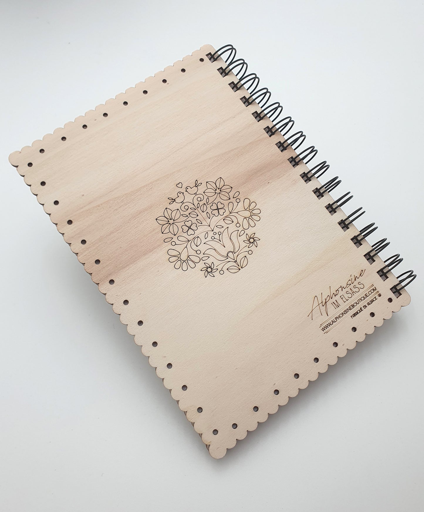 Carnet à spirale en bois A5 – "Hartzala" Motif cœur fleuri traditionnel alsacien – Cahier artisanal décoratif rechargeable