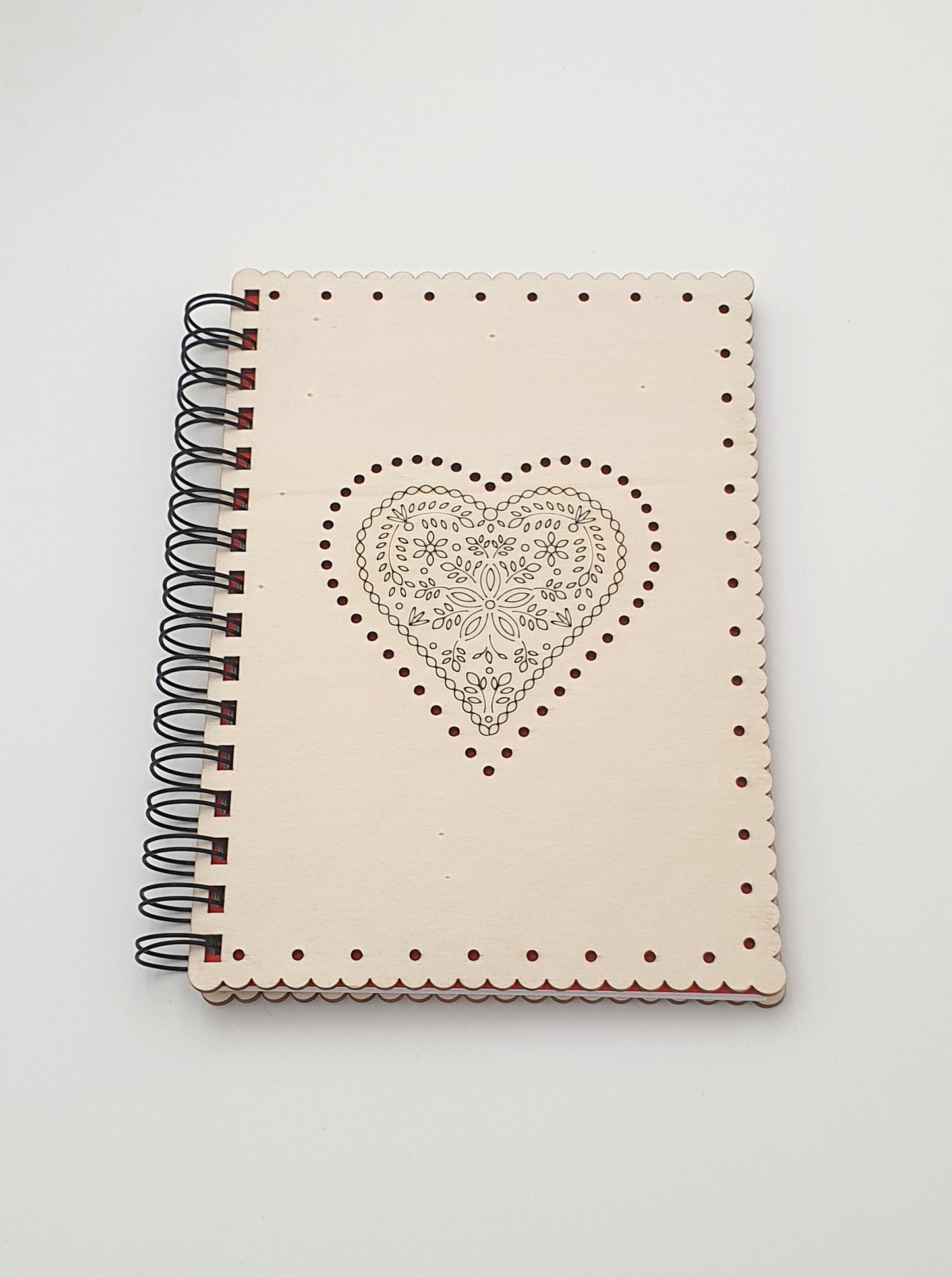 Carnet à spirale en bois A5 – "Hartzala" Motif cœur fleuri traditionnel alsacien – Cahier artisanal décoratif rechargeable