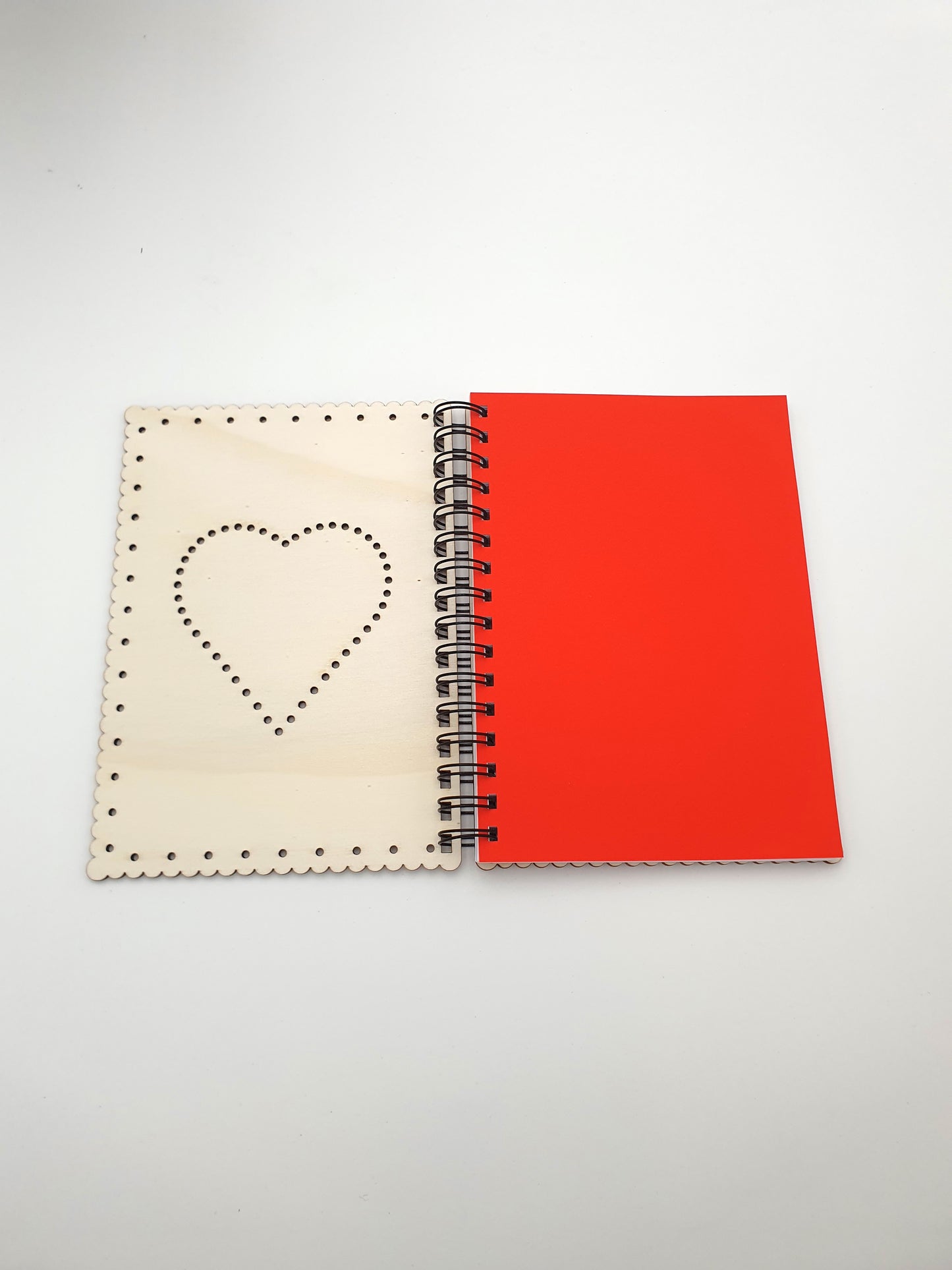 Carnet à spirale en bois A5 – "Hartzala" Motif cœur fleuri traditionnel alsacien – Cahier artisanal décoratif rechargeable
