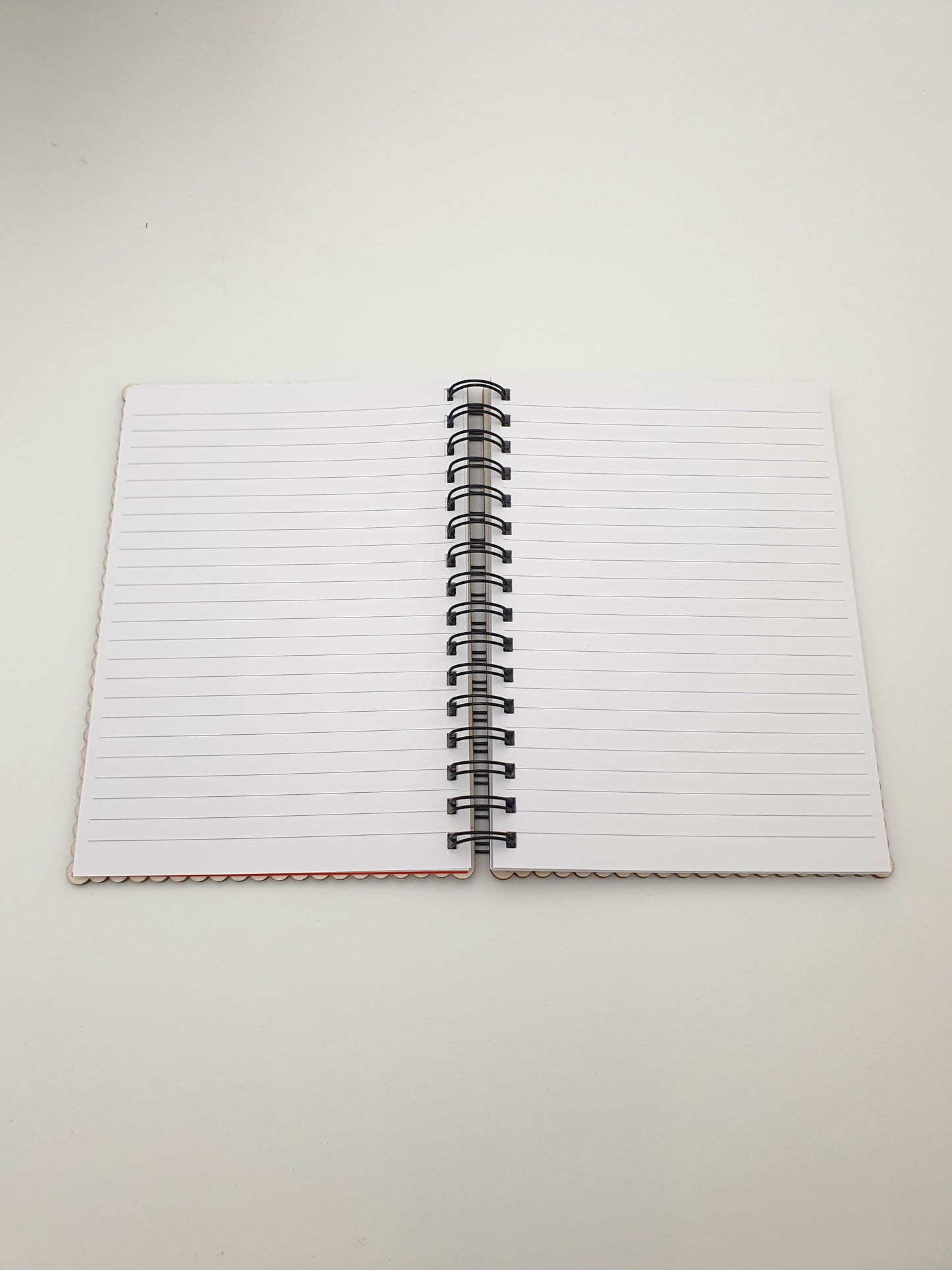 Carnet à spirale en bois A5 – "Hartzala" Motif cœur fleuri traditionnel alsacien – Cahier artisanal décoratif rechargeable