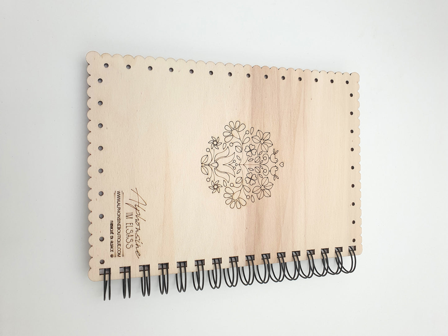 Carnet à spirale en bois A5 – "Hartzala" Motif cœur fleuri traditionnel alsacien – Cahier artisanal décoratif rechargeable