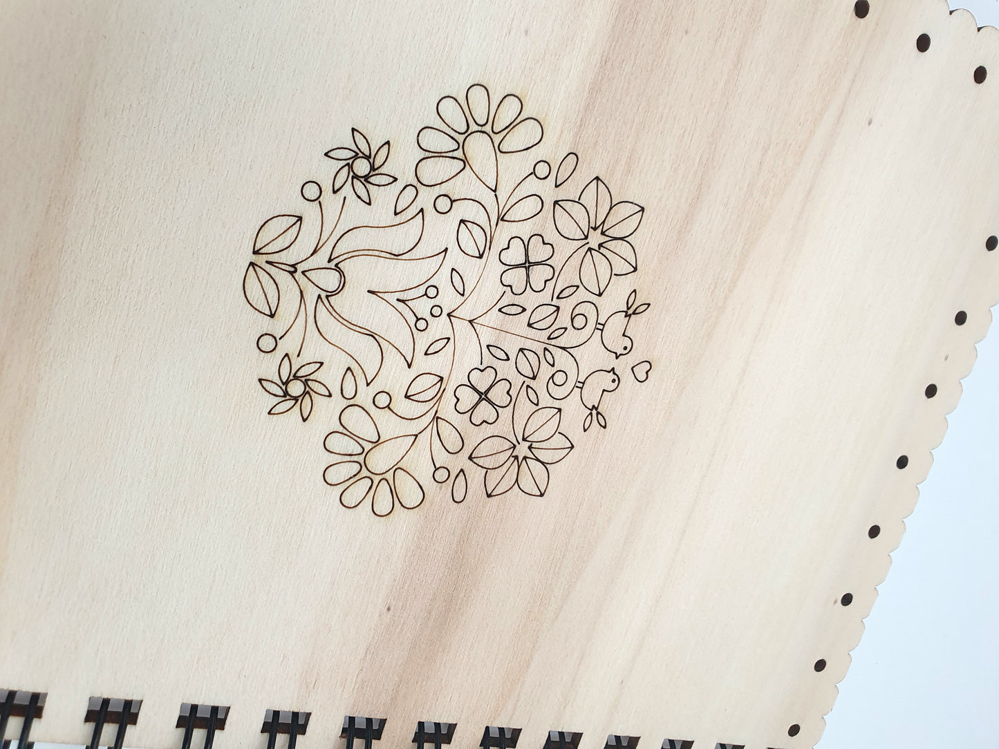 Carnet à spirale en bois A5 – "Hartzala" Motif cœur fleuri traditionnel alsacien – Cahier artisanal décoratif rechargeable