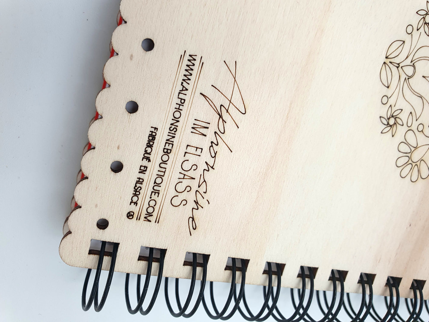 Carnet à spirale en bois A5 – "Hartzala" Motif cœur fleuri traditionnel alsacien – Cahier artisanal décoratif rechargeable