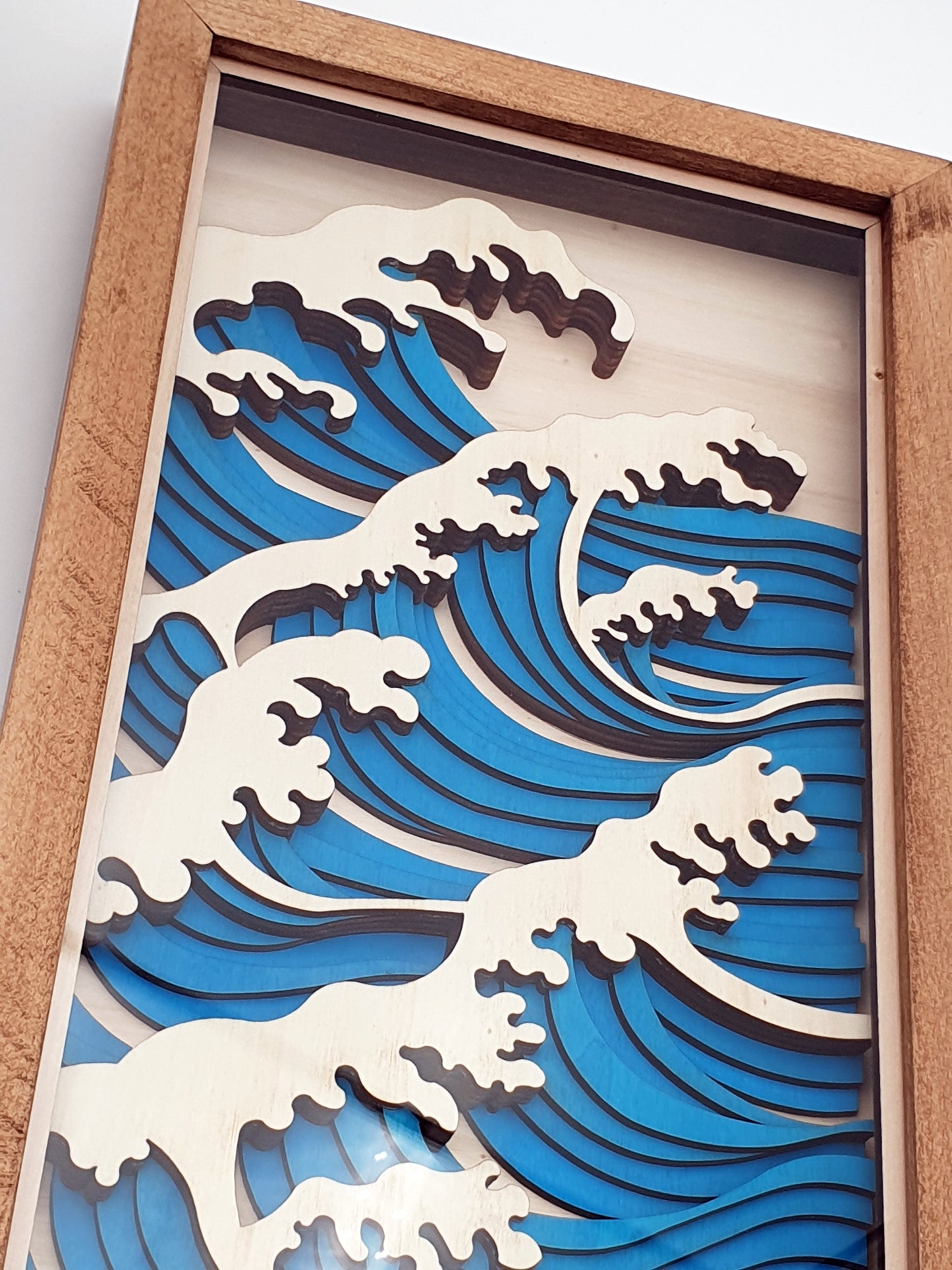 Tableau décoratif vague japonaise en bois découpé – cadre en bois – design inspiration Hokusai – déco murale zen et artisanale