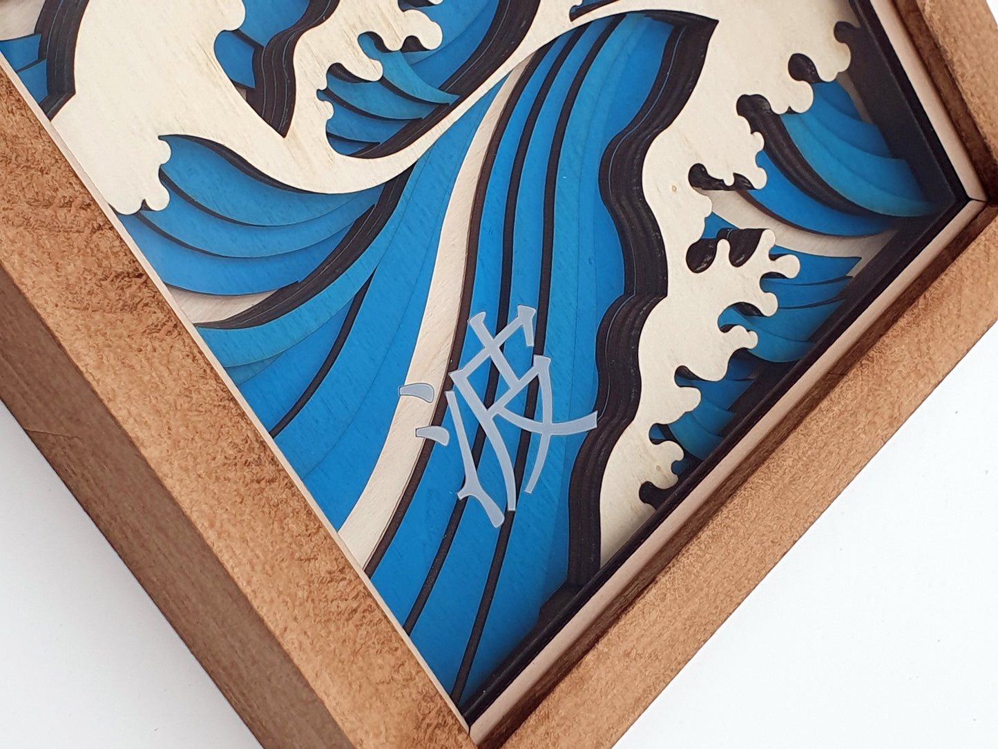 Tableau décoratif vague japonaise en bois découpé – cadre en bois – design inspiration Hokusai – déco murale zen et artisanale