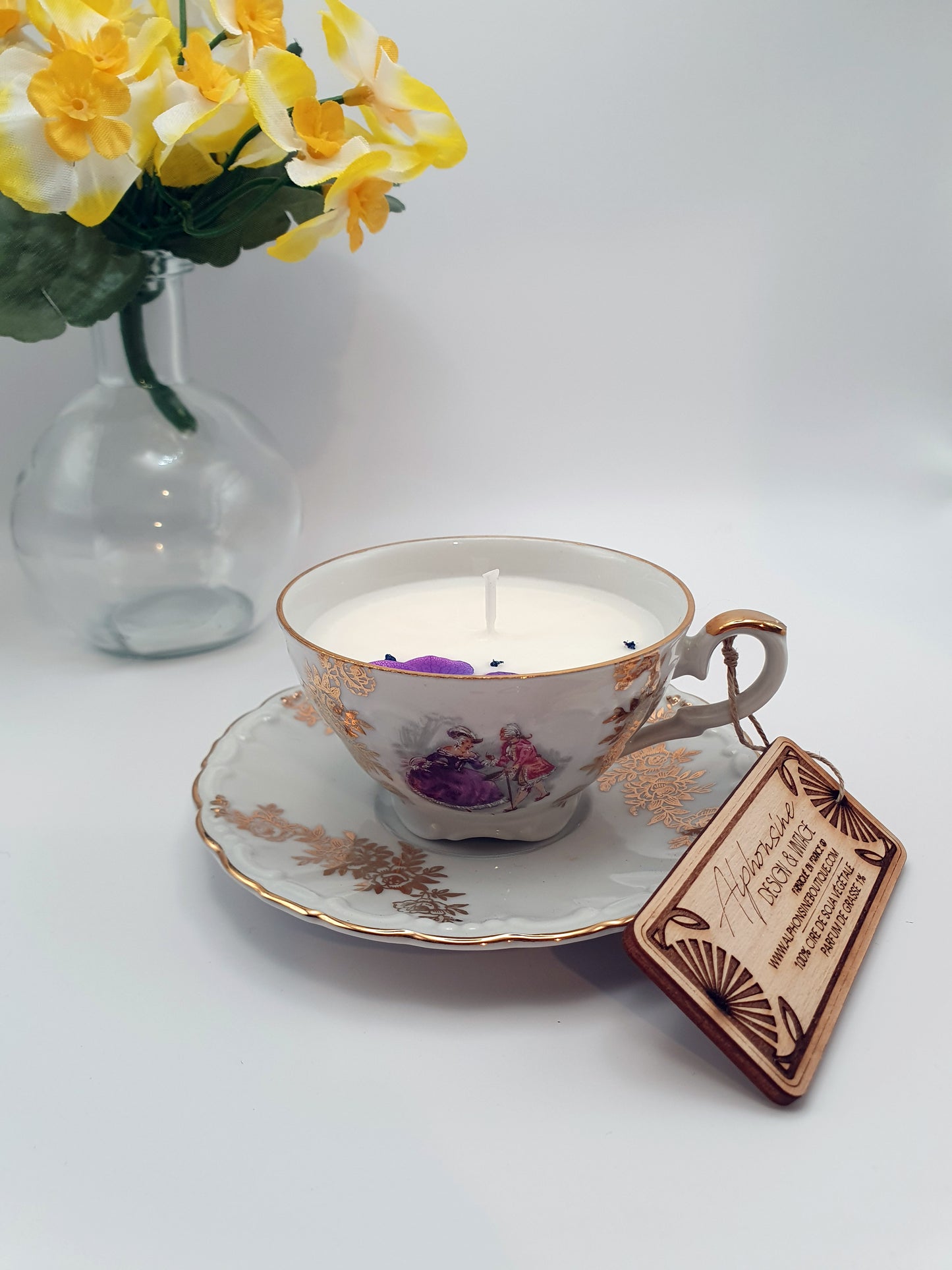 Bougie parfumée Éclat de noisette dans tasse vintage XVIIIᵉ siècle dorée – Cire végétale – Cadeau gourmand et élégant
