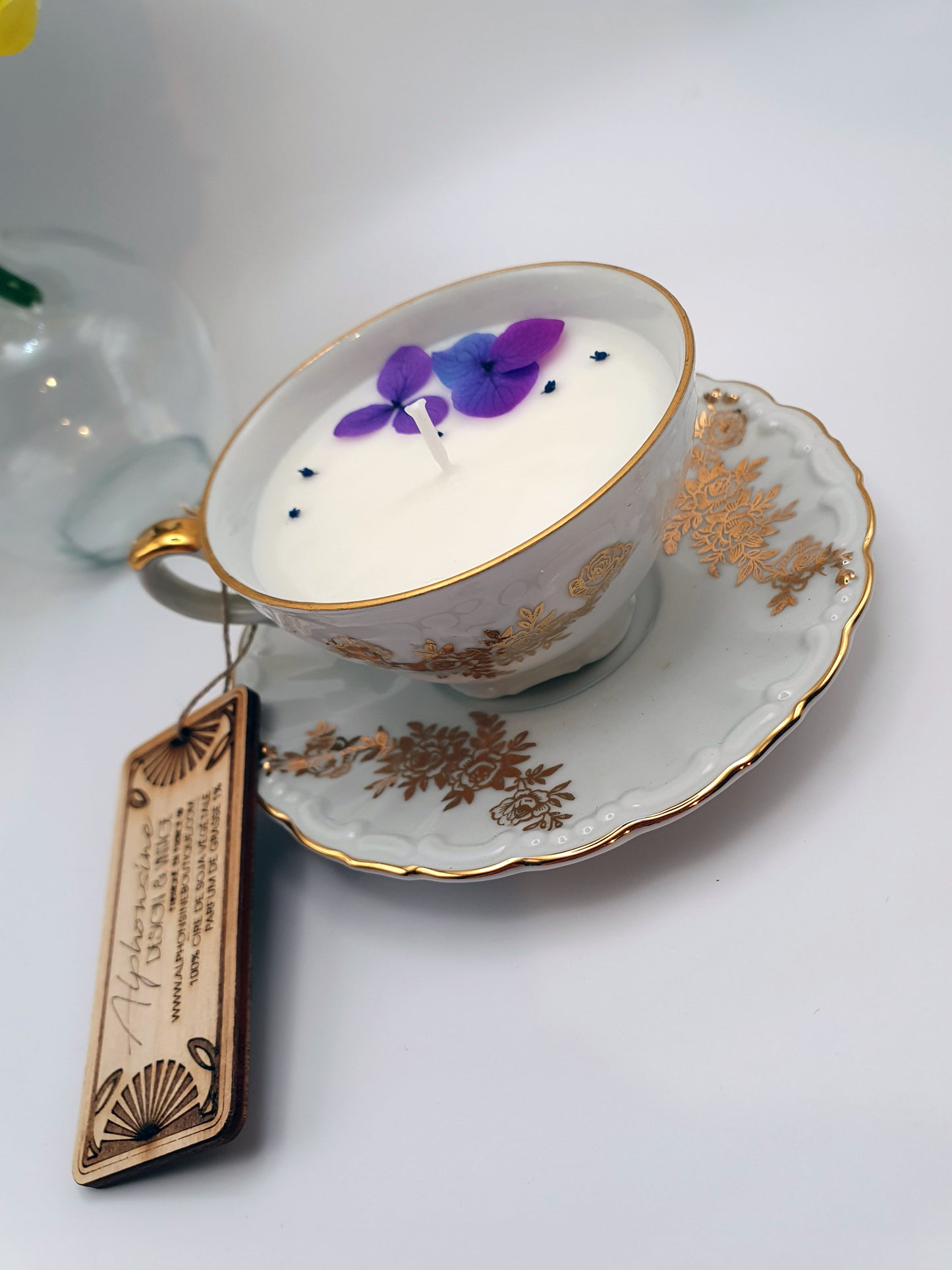 Bougie parfumée Éclat de noisette dans tasse vintage XVIIIᵉ siècle dorée – Cire végétale – Cadeau gourmand et élégant