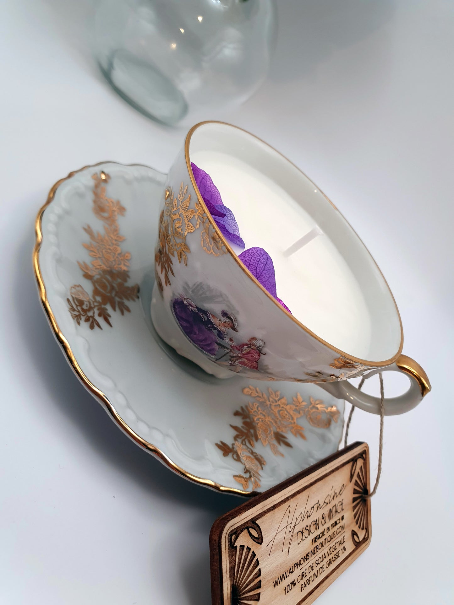 Bougie parfumée Éclat de noisette dans tasse vintage XVIIIᵉ siècle dorée – Cire végétale – Cadeau gourmand et élégant