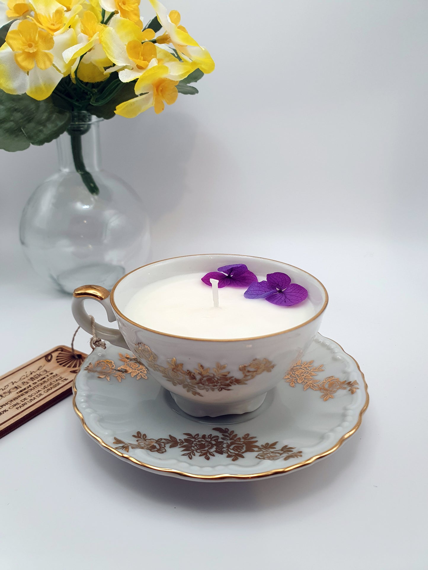 Bougie parfumée Éclat de noisette dans tasse vintage XVIIIᵉ siècle dorée – Cire végétale – Cadeau gourmand et élégant