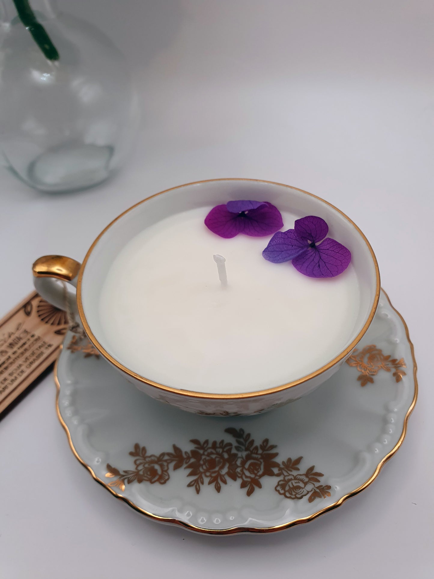 Bougie parfumée Éclat de noisette dans tasse vintage XVIIIᵉ siècle dorée – Cire végétale – Cadeau gourmand et élégant