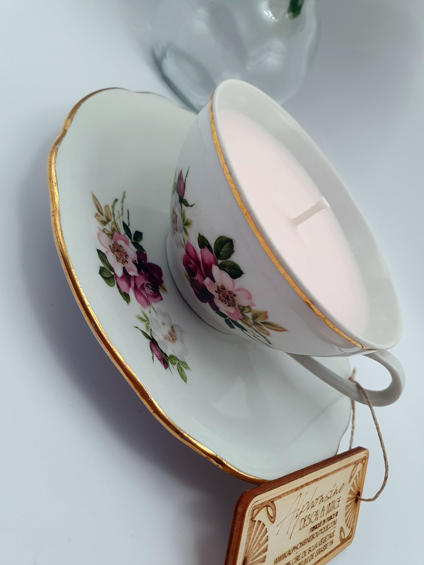 Bougie parfumée Fruits des bois dans tasse vintage fleurie dorée – Cire végétale – Cadeau élégant et gourmand