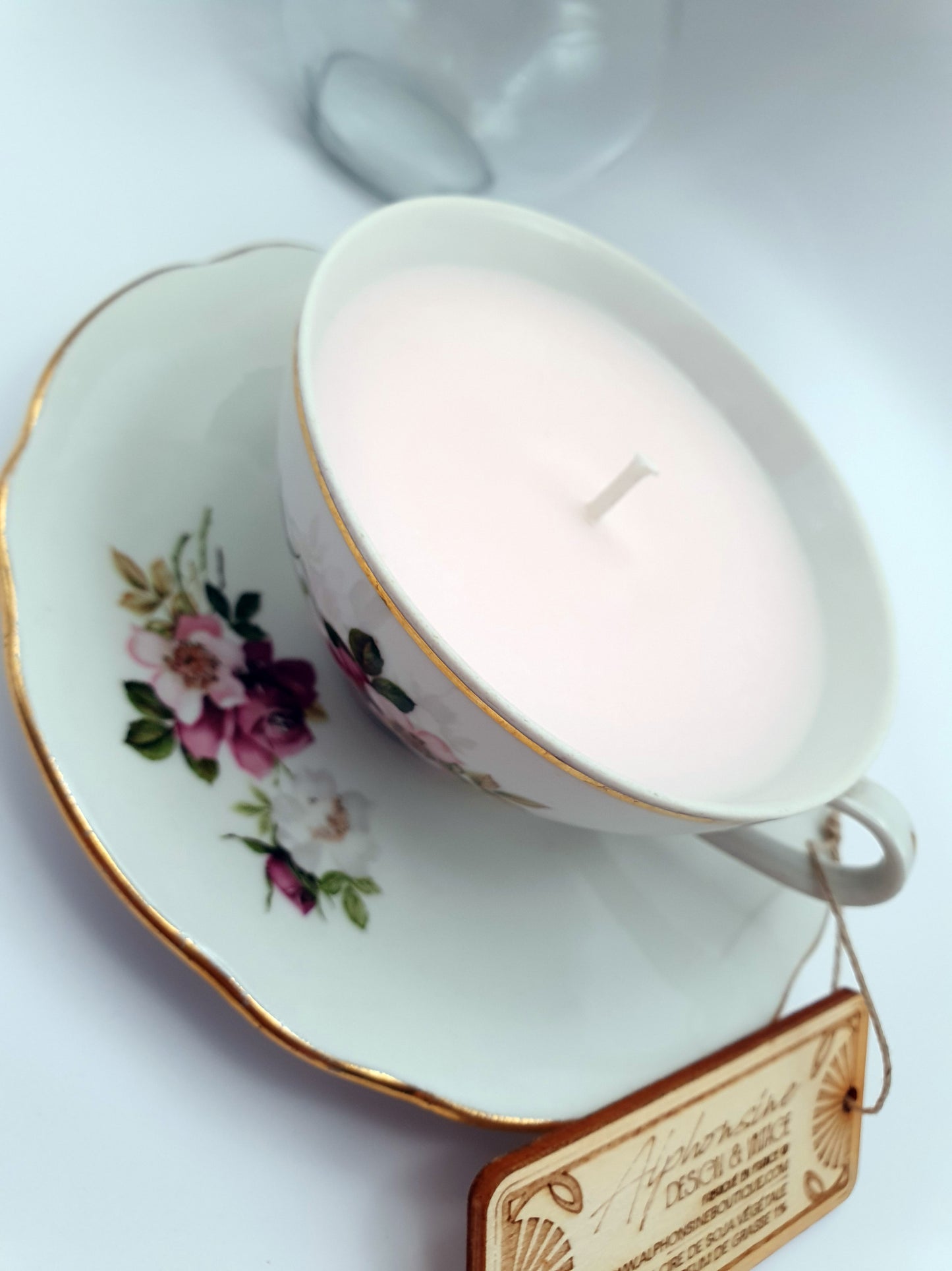 Bougie parfumée Fruits des bois dans tasse vintage fleurie dorée – Cire végétale – Cadeau élégant et gourmand