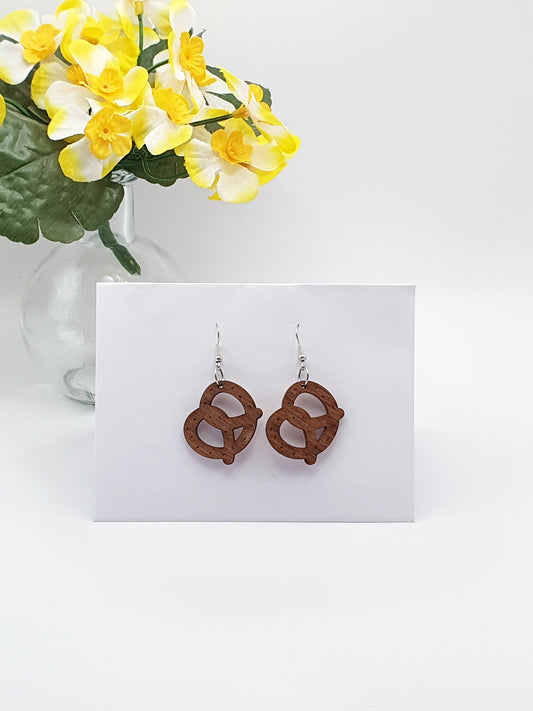 Boucles d’oreilles Bretzel en bois sans nickel – Bijou artisanal alsacien léger – Cadeau original fait main en Alsace