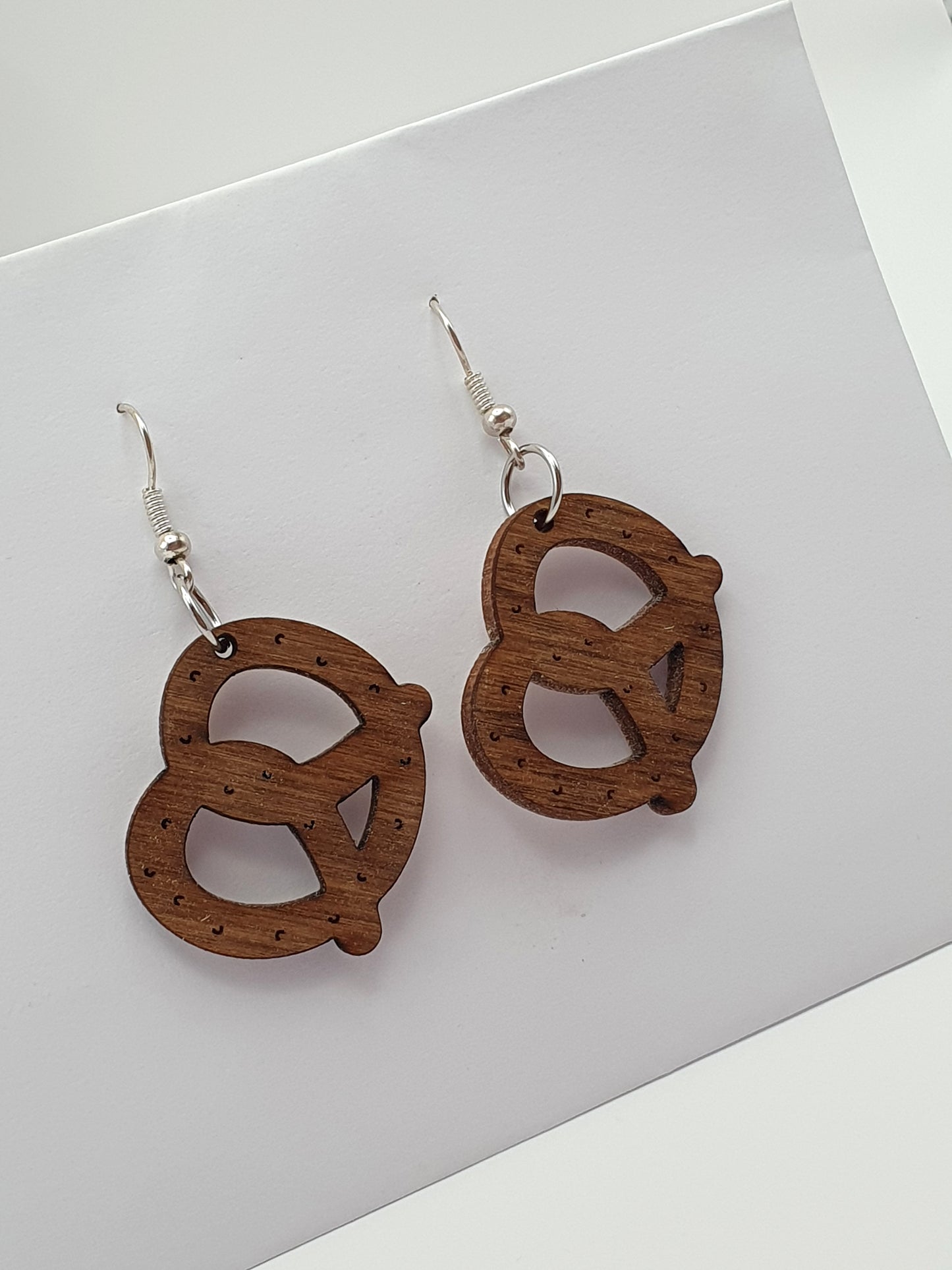 Boucles d’oreilles Bretzel en bois sans nickel – Bijou artisanal alsacien léger – Cadeau original fait main en Alsace