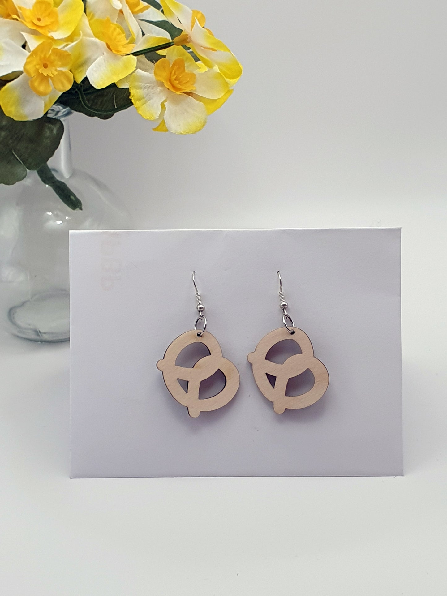 Boucles d’oreilles Bretzel en bois sans nickel – Bijou artisanal alsacien léger – Cadeau original fait main en Alsace