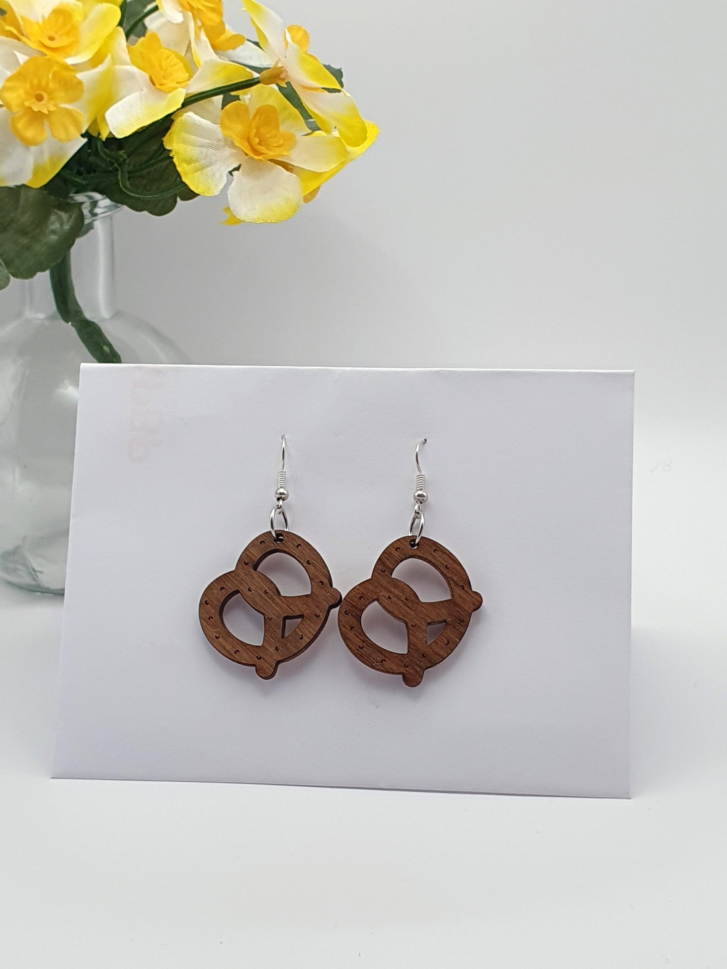 Boucles d’oreilles Bretzel en bois sans nickel – Bijou artisanal alsacien léger – Cadeau original fait main en Alsace
