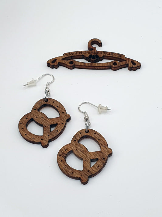 Boucles d’oreilles Bretzel en bois sans nickel – Bijou artisanal alsacien léger – Cadeau original fait main en Alsace