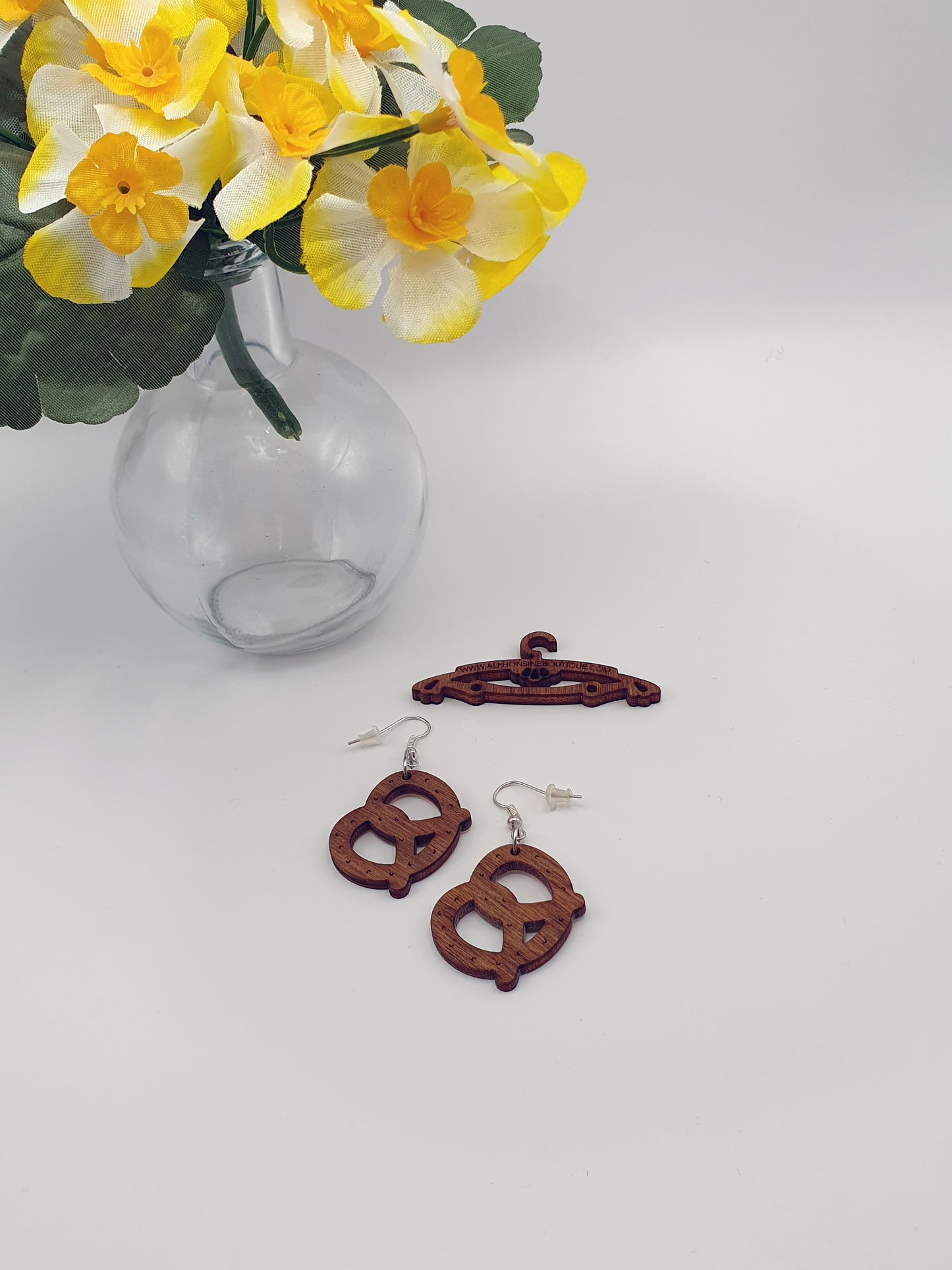 Boucles d’oreilles Bretzel en bois sans nickel – Bijou artisanal alsacien léger – Cadeau original fait main en Alsace