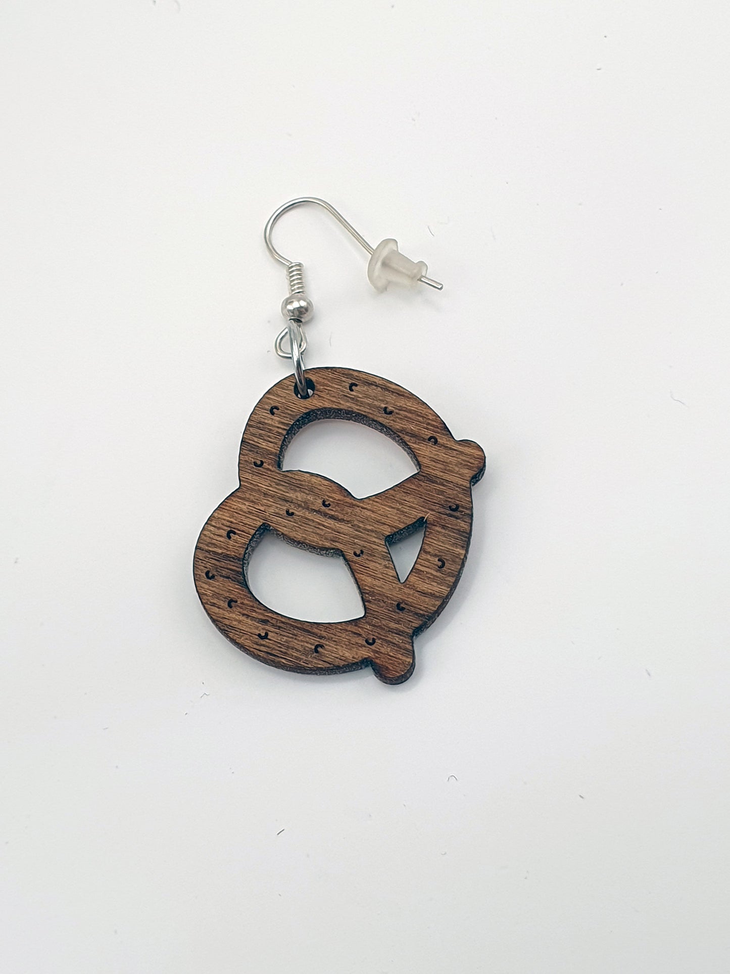 Boucles d’oreilles Bretzel en bois sans nickel – Bijou artisanal alsacien léger – Cadeau original fait main en Alsace