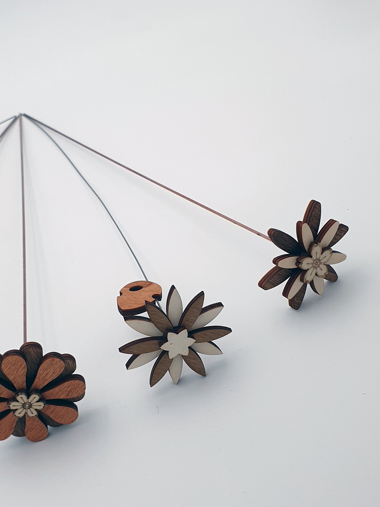 Fleurs décoratives en bois sur tige – Lot de 6 – Décoration florale éternelle à piquer dans vos bouquets, plantes ou compositions