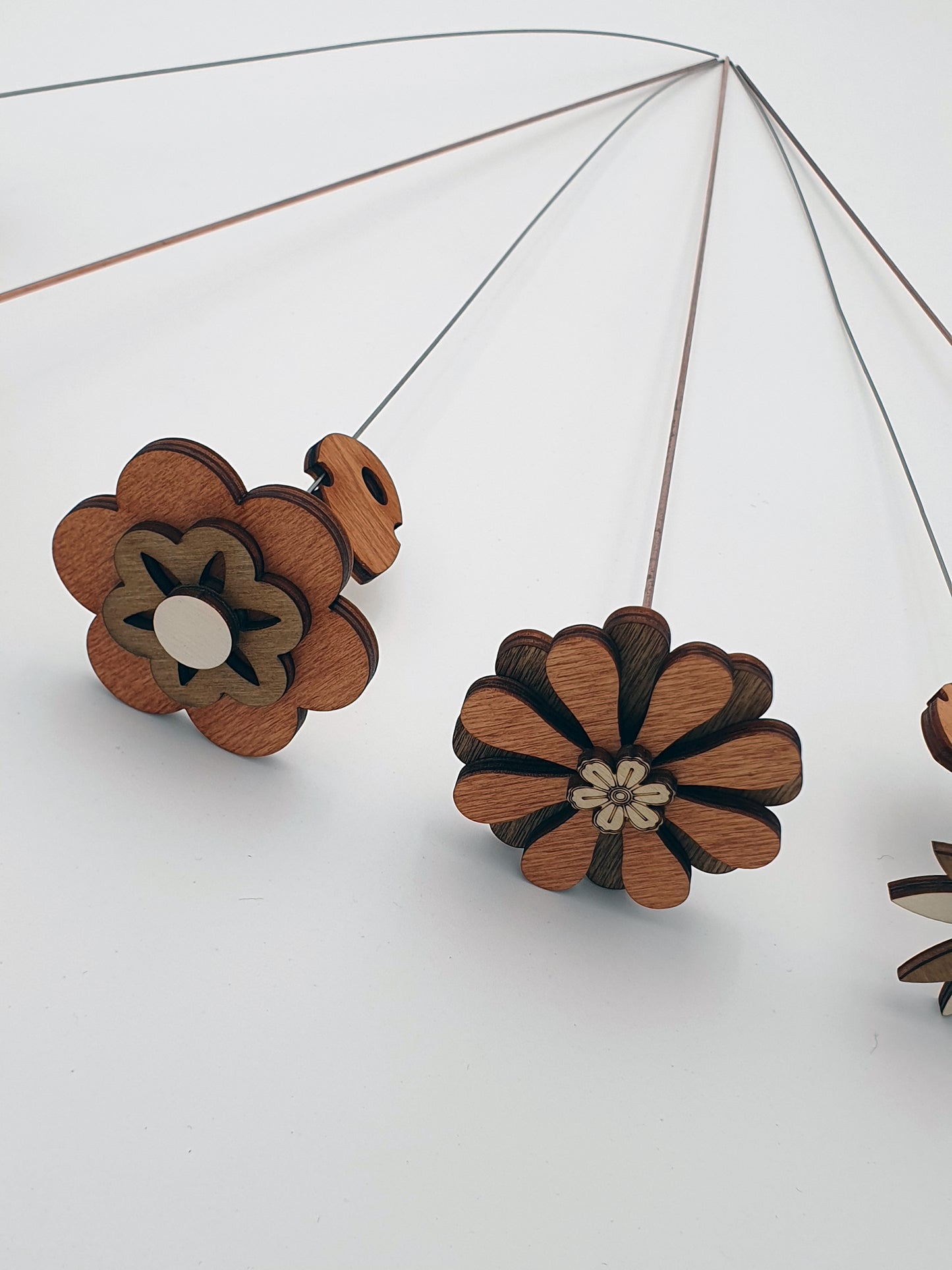 Fleurs décoratives en bois sur tige – Lot de 6 – Décoration florale éternelle à piquer dans vos bouquets, plantes ou compositions