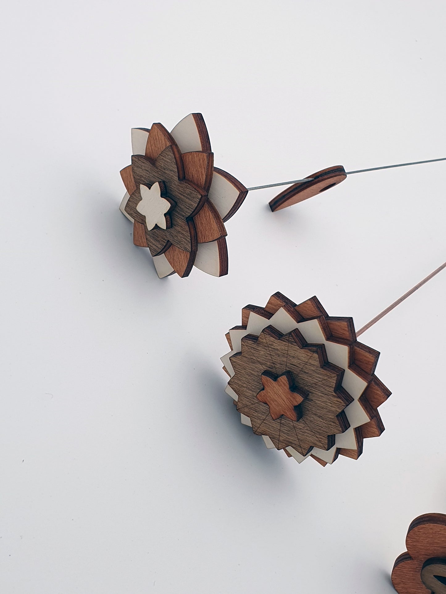 Fleurs décoratives en bois sur tige – Lot de 6 – Décoration florale éternelle à piquer dans vos bouquets, plantes ou compositions
