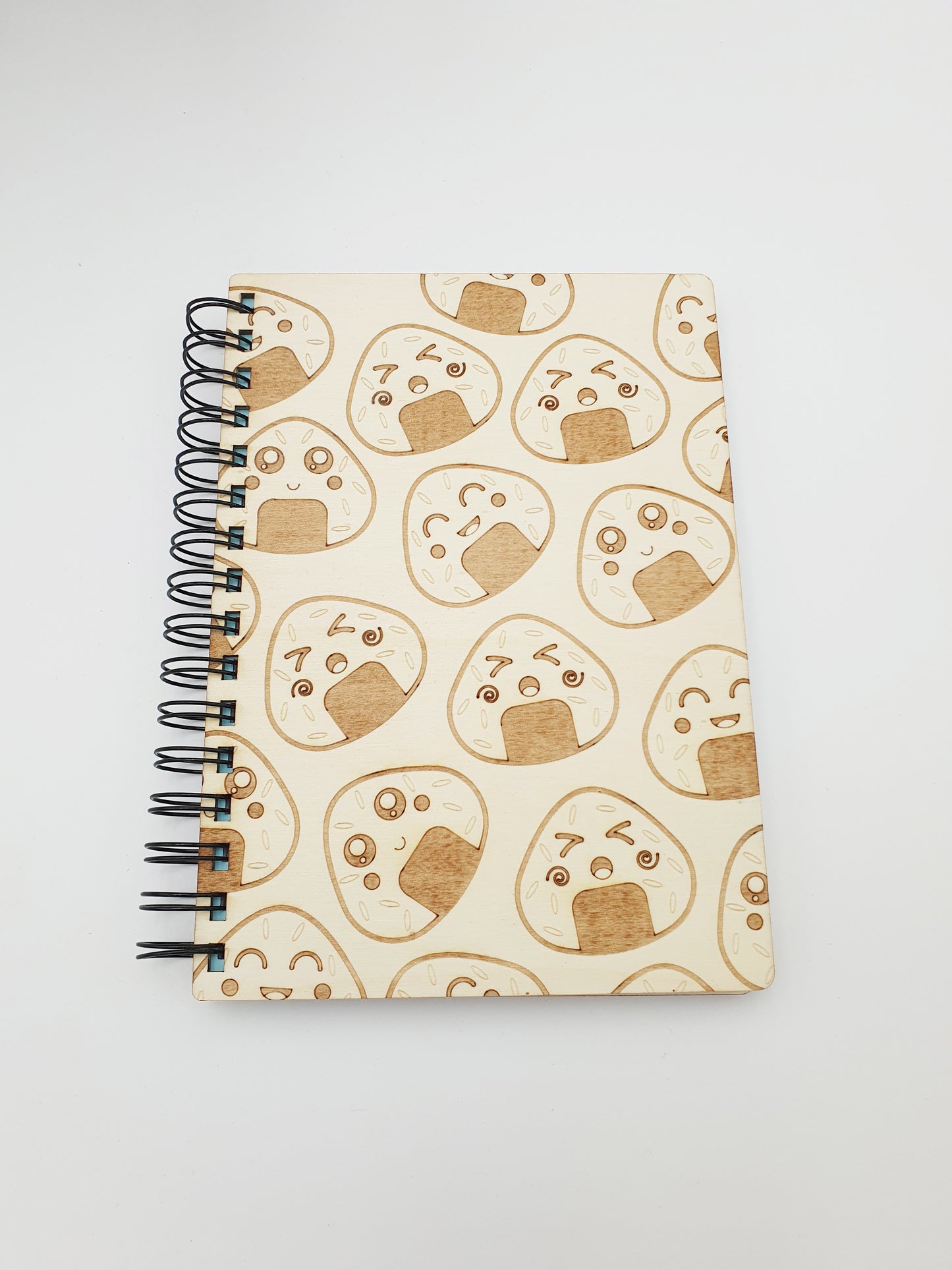 Carnet A5 Onigiri kawaii – Rechargeable - couverture bois gravée au laser -carnet japonais migno - pages blanches ou lignées - idée cadeau artisanale