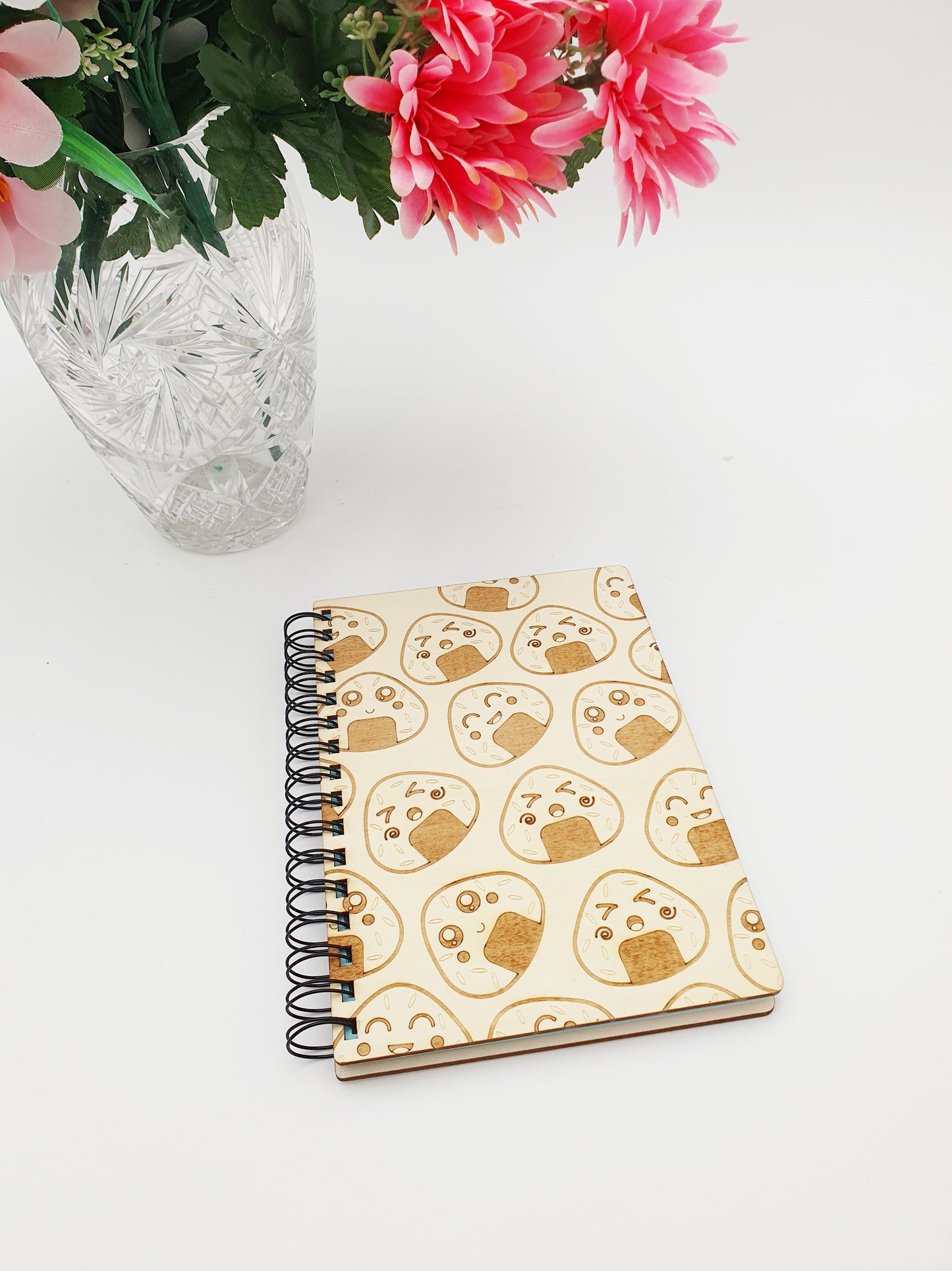 Carnet A5 Onigiri kawaii – Rechargeable - couverture bois gravée au laser -carnet japonais migno - pages blanches ou lignées - idée cadeau artisanale