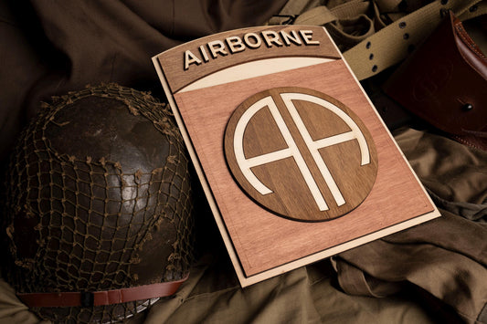 82nd Airborne wooden wall light – US Army WW2 military decoration – World War II vintage retro painting – Made in France