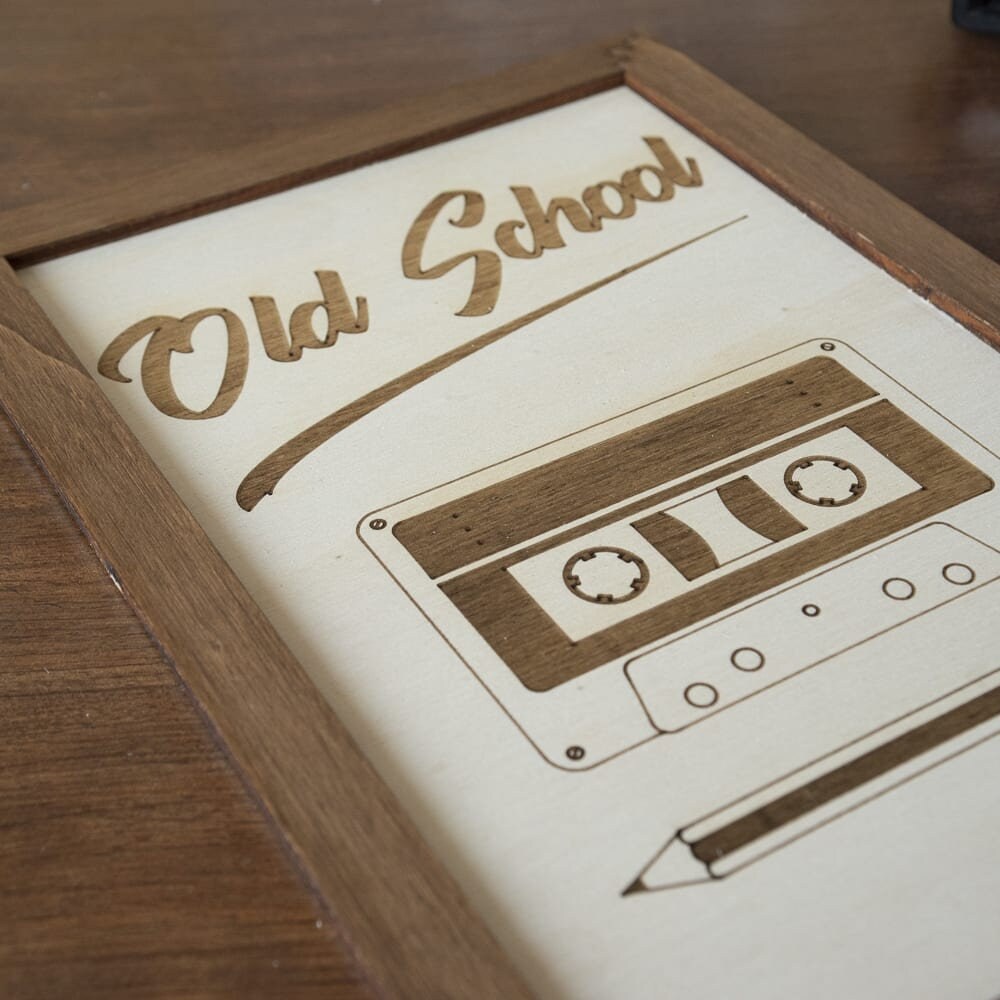 "Old School" wooden wall art - Retro cassette and pencil engraving - Vintage 80s-90s decor - Geek nostalgia gift