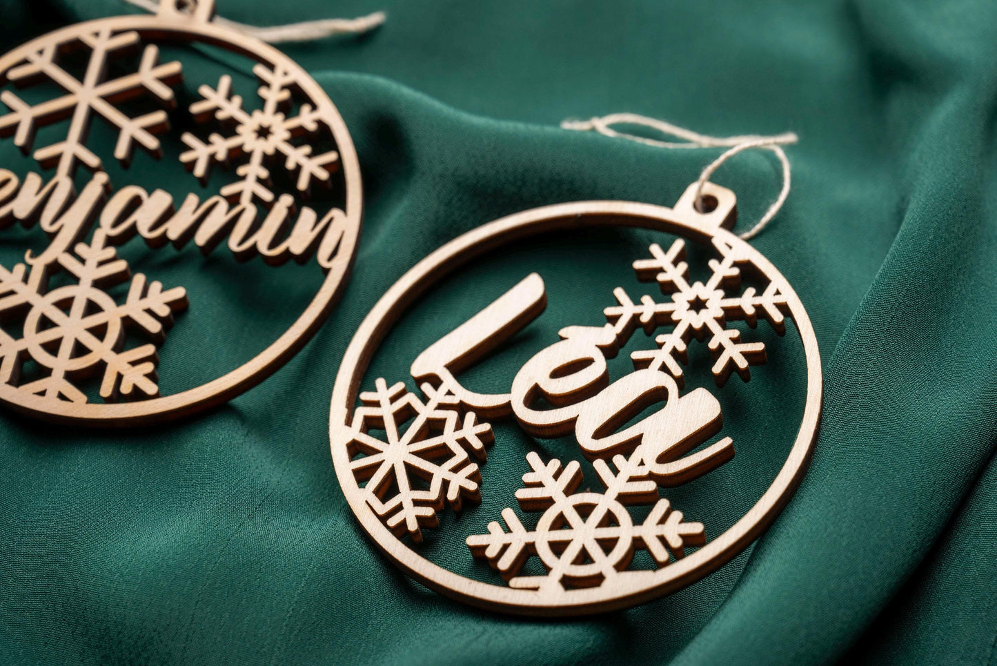 Personalized wooden Christmas bauble – First name and snowflake – Baby’s first Christmas birth gift – Family tree decoration with animal names