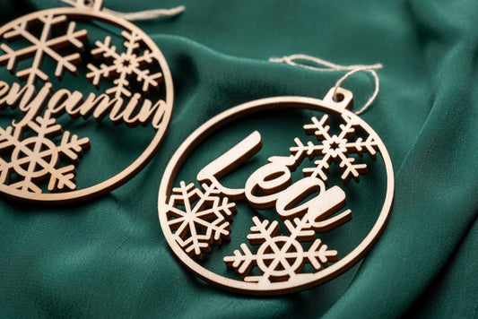 Personalized wooden Christmas bauble – First name and snowflake – Baby’s first Christmas birth gift – Family tree decoration with animal names