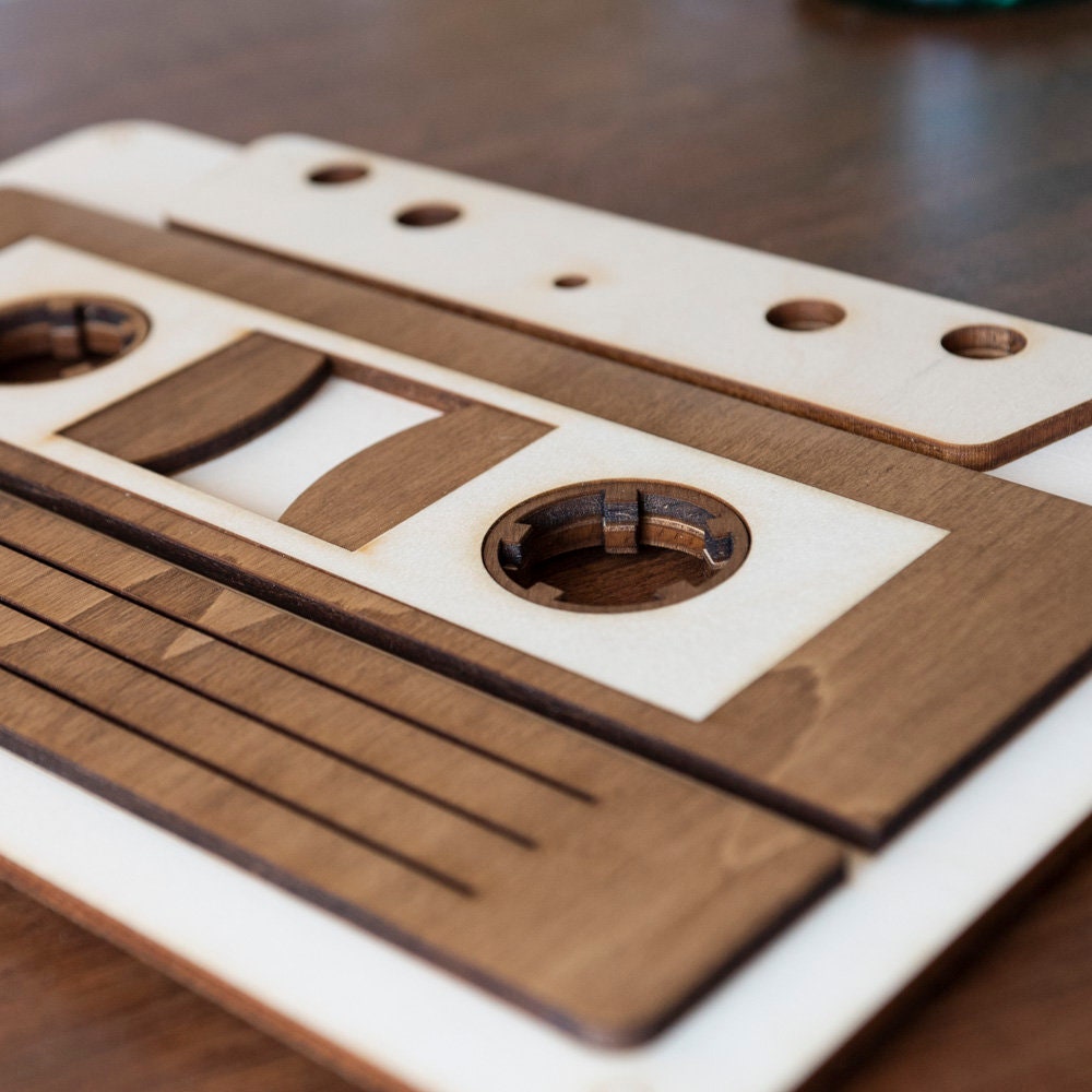 Décoration murale bois Cassette audio – Nostalgie musique années 80 90 rétro – Art mural vintage geek gaming room – Made in France