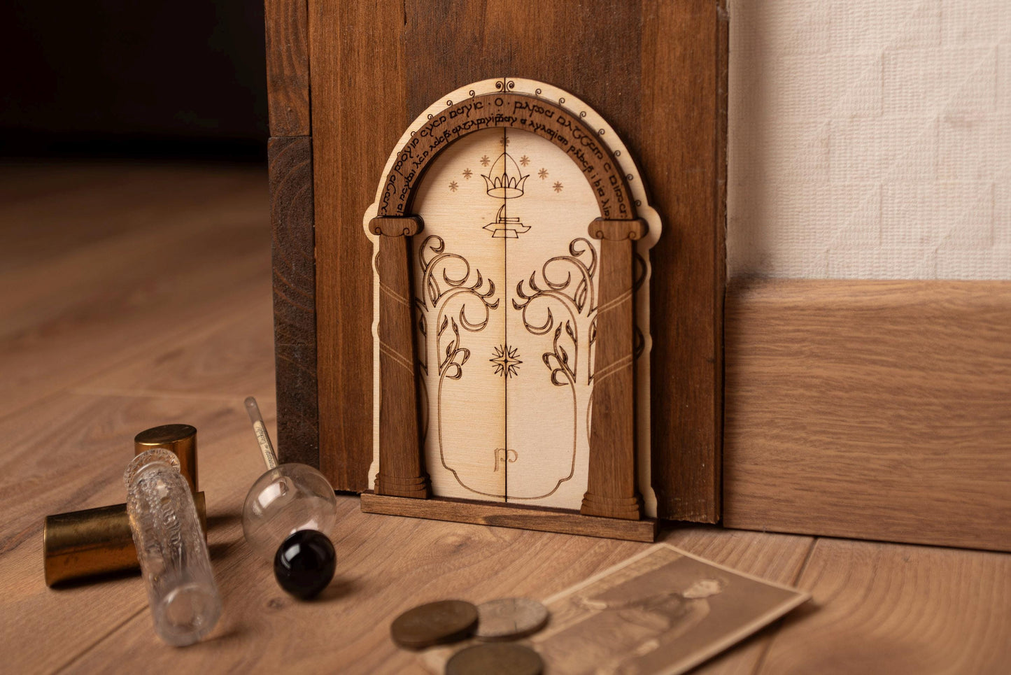 Mini porte murale en bois – Décor fantasy trou de souris féerique inspirée des mines de la Moria