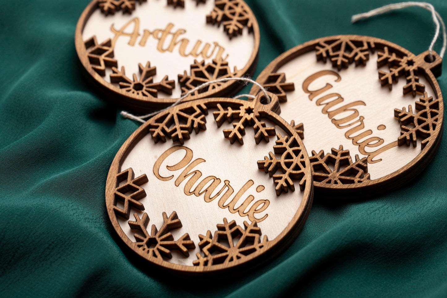 Personalized wooden Christmas bauble – First name and snowflake – Baby's first Christmas tree decoration – Family birth gift – Unique