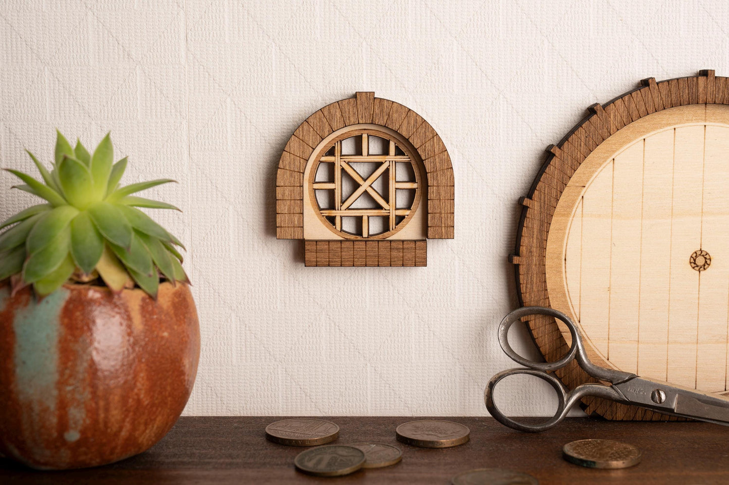Mini porte murale en bois – Décor fantasy trou de souris magique inspirée du Hobbit