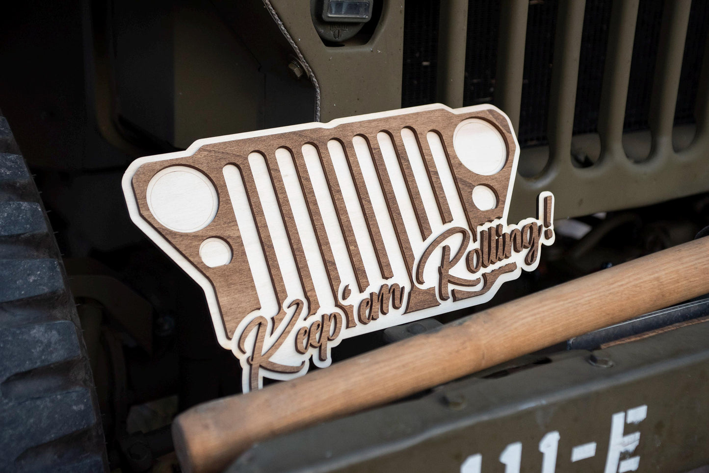 Applique murale bois Jeep Willys – Décoration militaire vintage US WW2 – Tableau véhicule ancien Seconde Guerre mondiale – Made in France