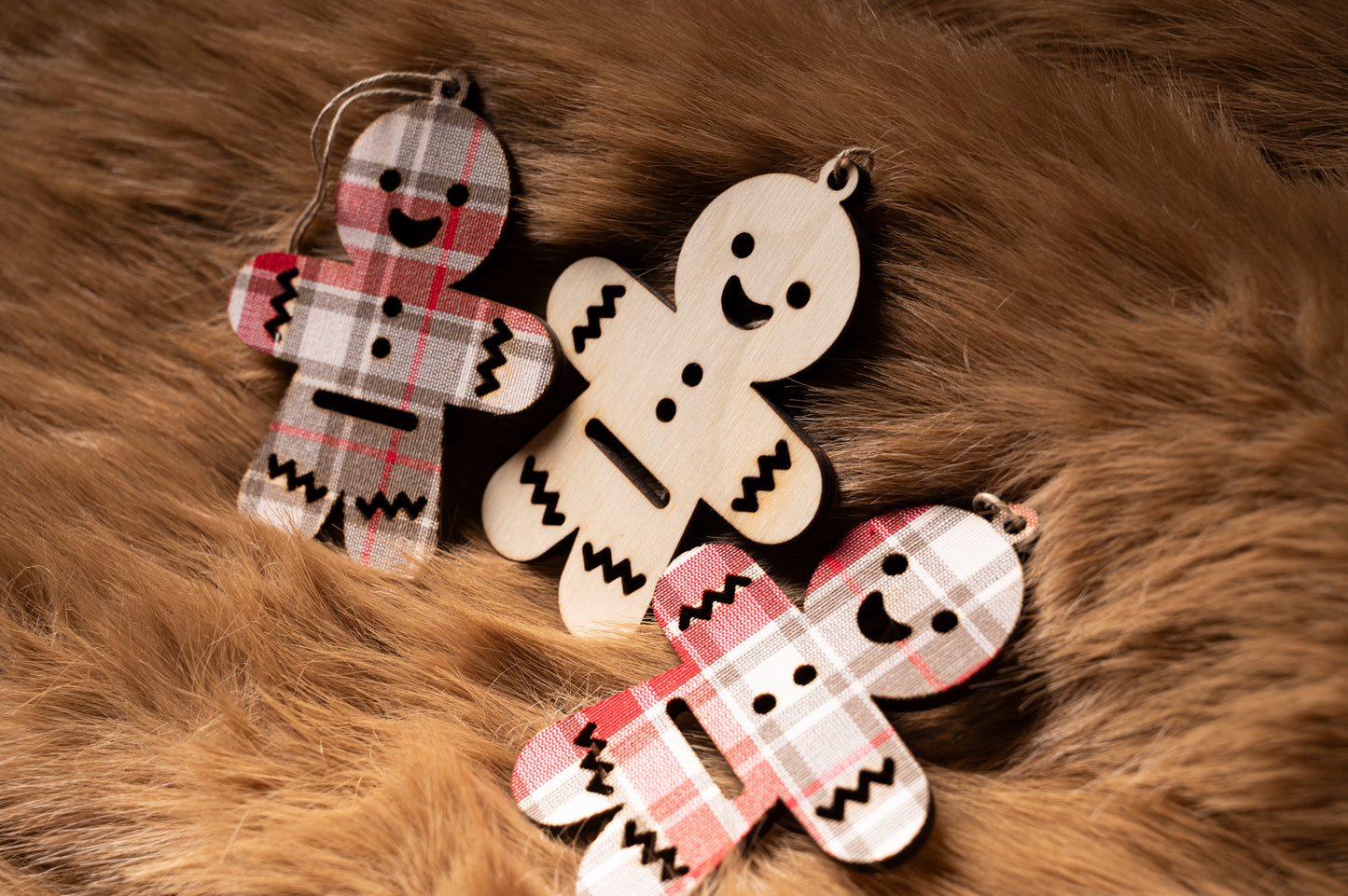 1 pièce - Suspension de Noël bonhomme pain d’épices "Mannala" – Bois et tissu kelsch alsacien