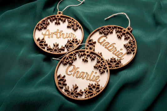 Personalized wooden Christmas bauble – First name and snowflake – Baby's first Christmas tree decoration – Family birth gift – Unique