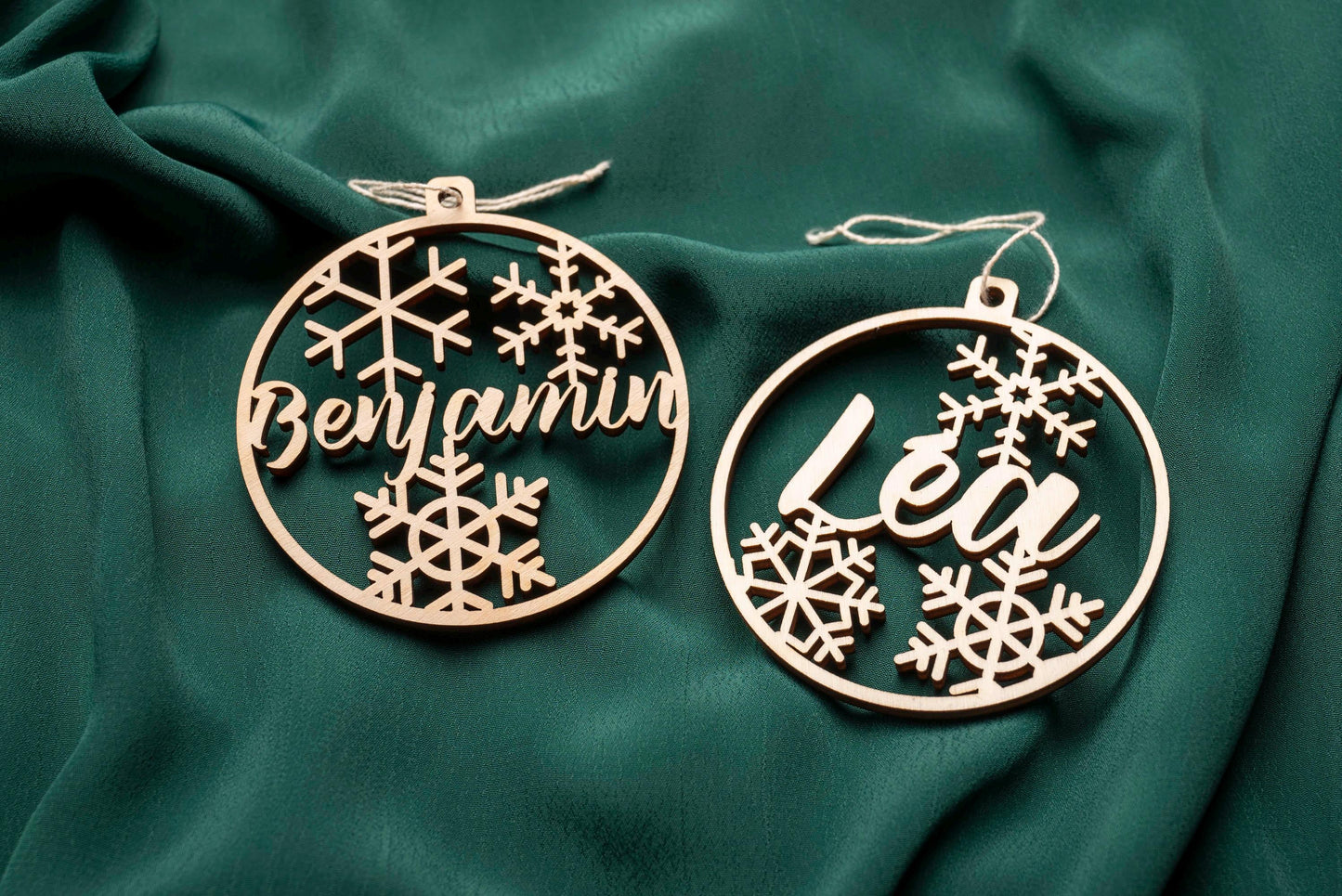 Personalized wooden Christmas bauble – First name and snowflake – Baby’s first Christmas birth gift – Family tree decoration with animal names