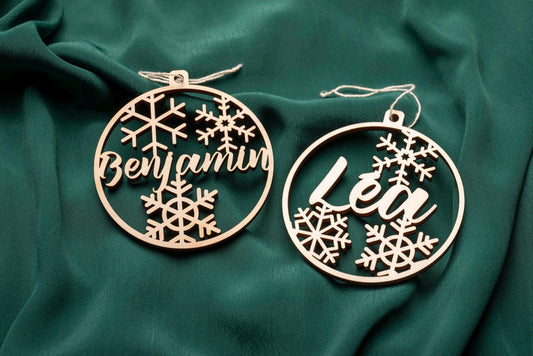 Personalized wooden Christmas bauble – First name and snowflake – Baby’s first Christmas birth gift – Family tree decoration with animal names