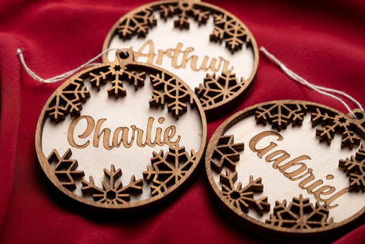 Personalized wooden Christmas bauble – First name and snowflake – Baby's first Christmas tree decoration – Family birth gift – Unique