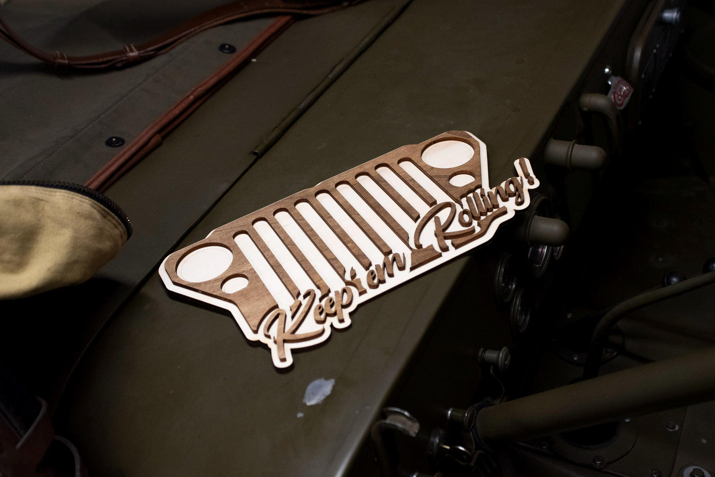 Applique murale bois Jeep Willys – Décoration militaire vintage US WW2 – Tableau véhicule ancien Seconde Guerre mondiale – Made in France