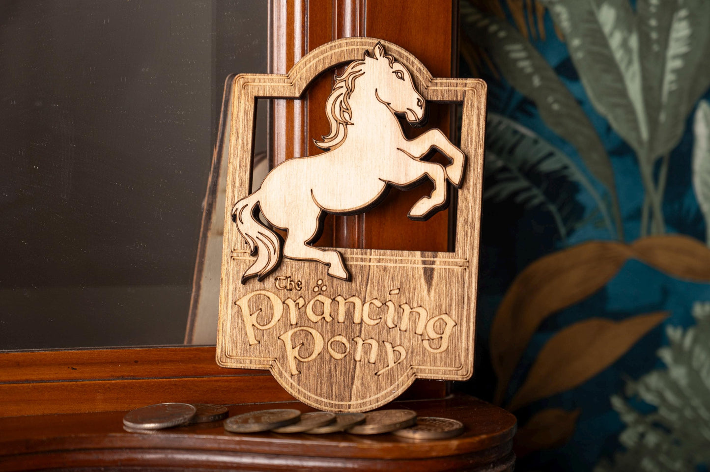 Enseigne miniature de taverne “Prancing Pony” en bois – Décoration murale fantasy