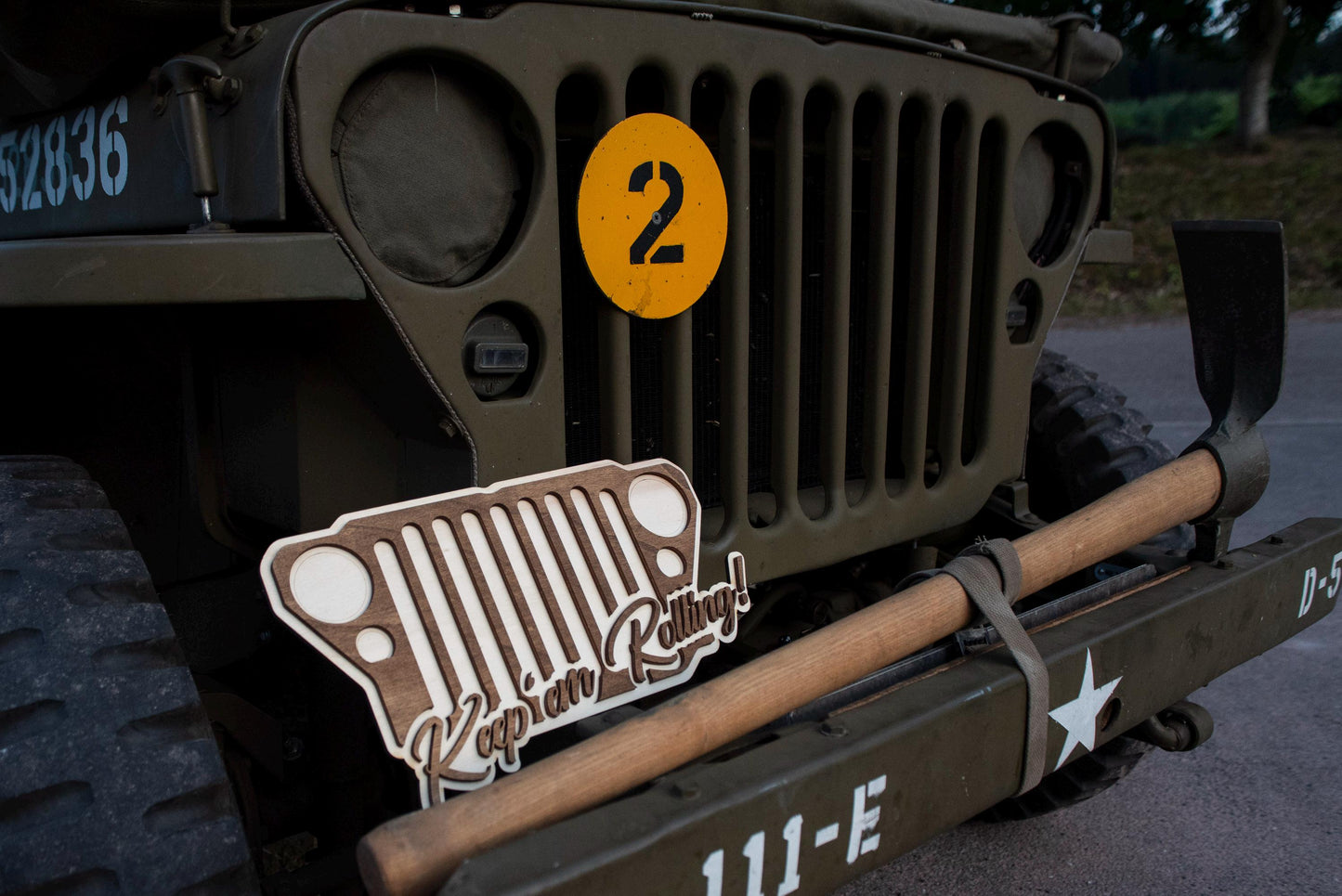 Applique murale bois Jeep Willys – Décoration militaire vintage US WW2 – Tableau véhicule ancien Seconde Guerre mondiale – Made in France