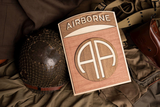 82nd Airborne wooden wall light – US Army WW2 military decoration – World War II vintage retro painting – Made in France